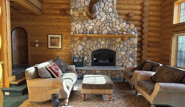 Stunning Log Cabin on Bay Lake | Lakefront Retreat