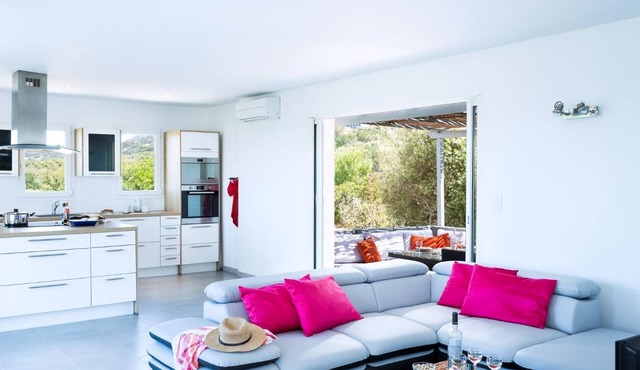 Stylish Contemporary Villa with Heated Pool near Beach and Restaurant