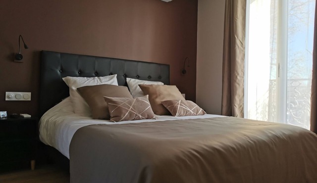 T2 with shower and king bed