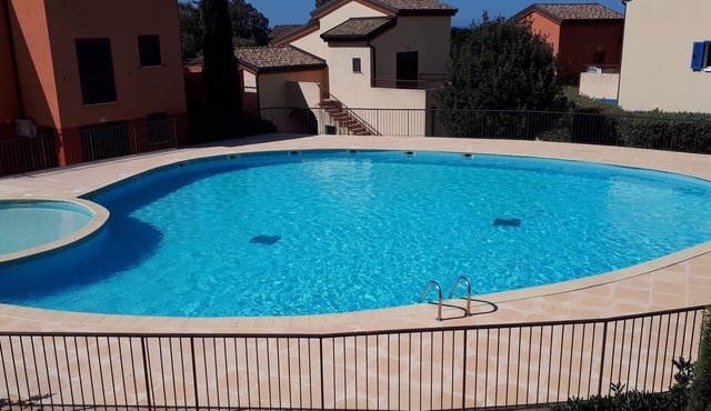 T3 duplex 10 minutes from the beach. Clim/pool. Shops nearby.
