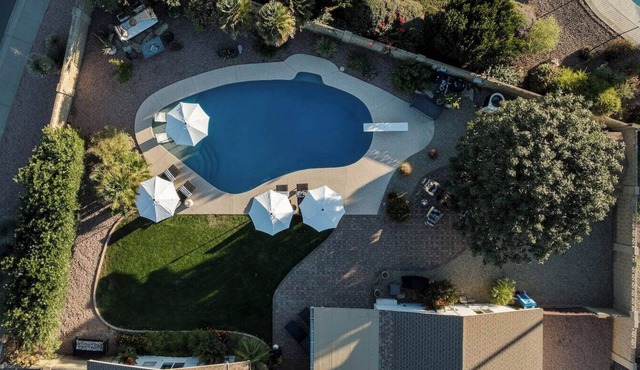 The Bloom in Scottsdale sleeps 10 w/pool, firepit, pool table + backyard OASIS
