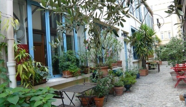 To rent small charming house (70m2), 2 p!ecies, the center of Paris