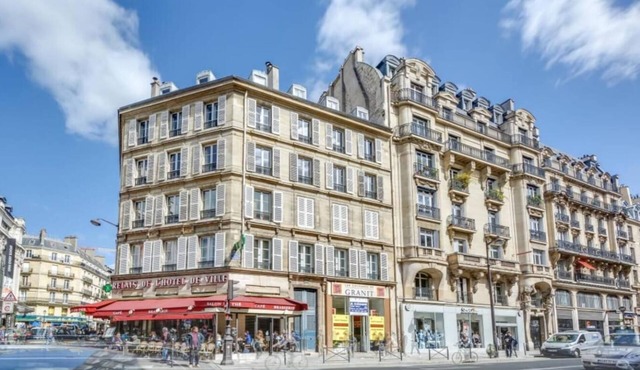 TRANQUIL LIVING ON RUE RIVOLI: UNVEILING PARISIAN CHIC IN LE MARAIS
