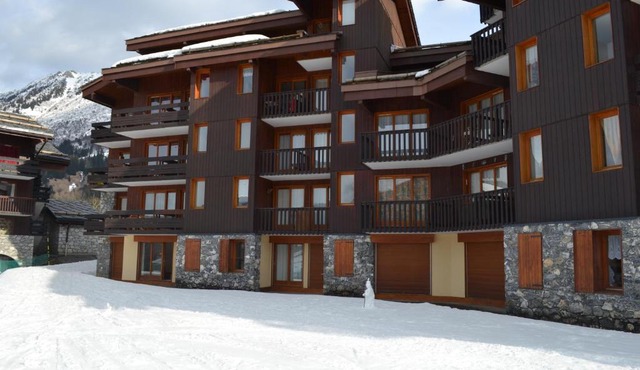 Valmorel Studio Skis aux pieds