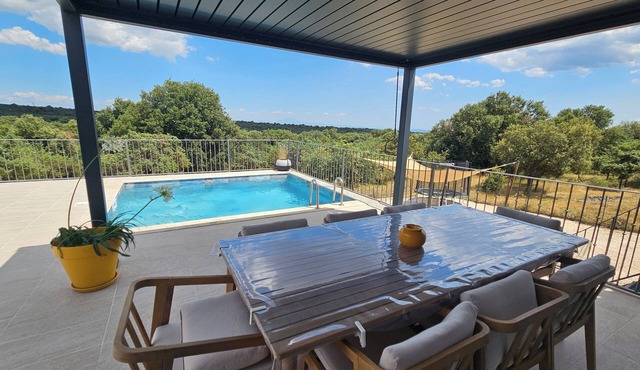 Very pleasant house, relaxing setting, breathtaking view of the Mont Ventoux