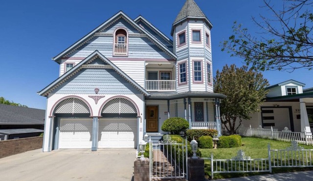 Victorian Manor *Game Room *Spacious *Walk to Downtown