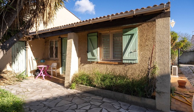 Villa 'Arbre de Vie' with Private Terrace, Garden, and Wi-Fi