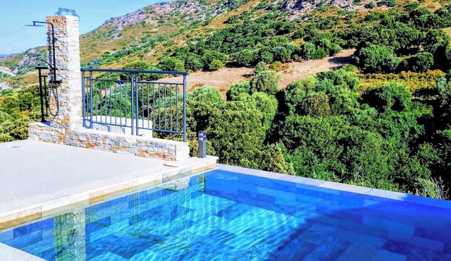Villa in the heart of nature with infinity pool, near Ajaccio.