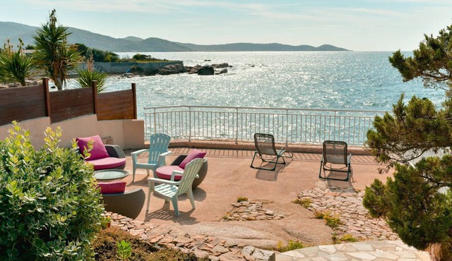 VILLA LA CRIQUE - waterfront, 5 bedrooms, outbuilding