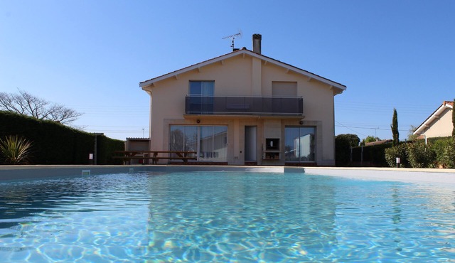 Villa Les Glycines, Hourtin, 7 bedrooms, swimming pool.