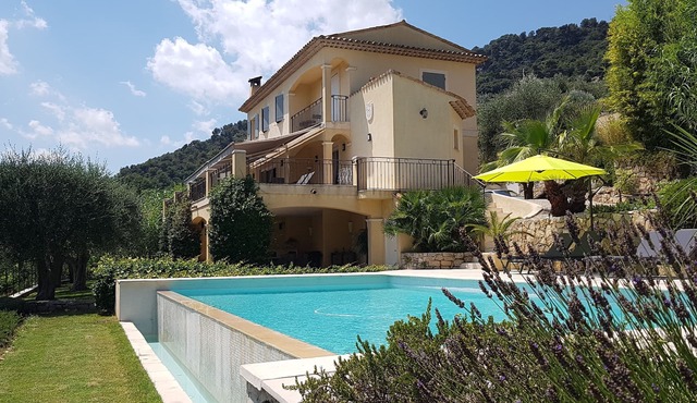 VILLA WITH PANORAMIC VIEWS OF THE LAKE AND THE SEA.