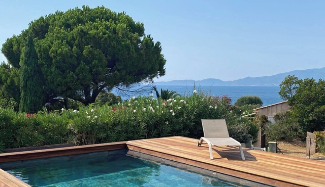 Villa with sea view, swimming pool and beach access on foot