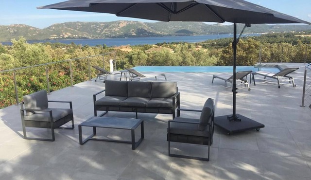 Villa with sea view and heated infinity pool