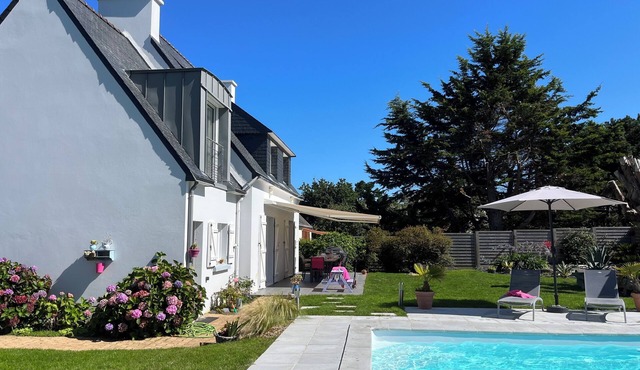 Villa with swimming pool, enclosed garden 1000m2, 150m from the sea, Le Cabellou, wifi
