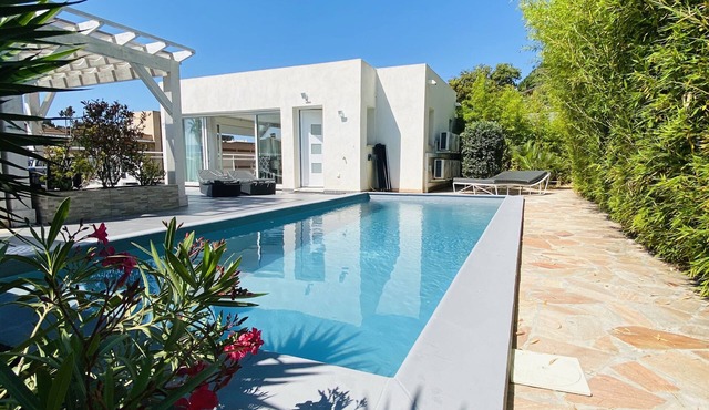 Villa with swimming pool and directly by the sea on the Rte des Sanguinaires