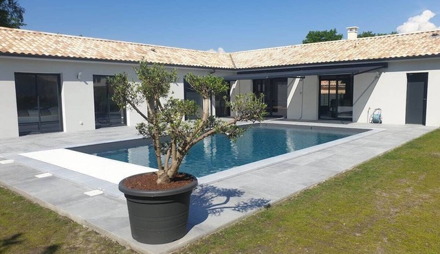 Villa with swimming pool near Lac d'Hourtin