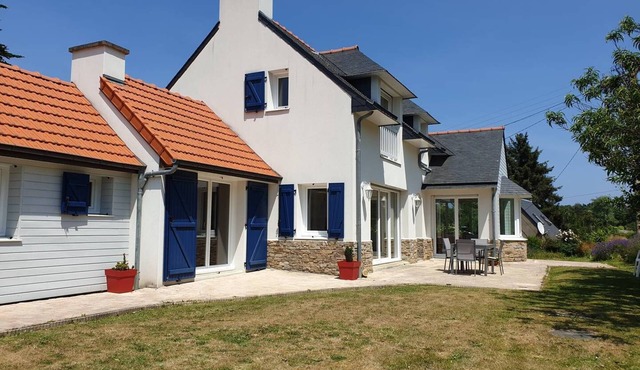 Villa with WIFI, garden, 700m from the beach in TREGASTEL
