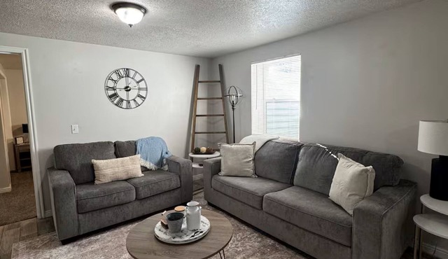 Walk to Downtown - Sleeps 6 - King Bed + Parking