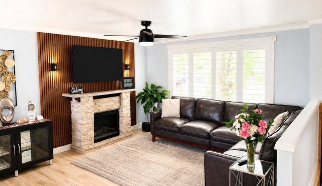 Walking distance to anywhere, in downtown restaurants,stores and parks.