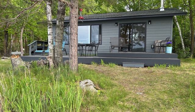 "Water's Edge" Charming lakeside cabin on Lake Wabedo