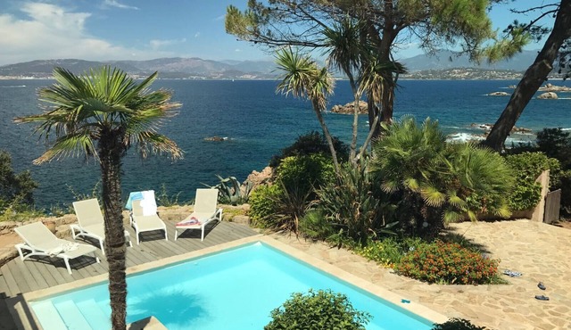 Waterfront villa unique location, private creek access, Isolella