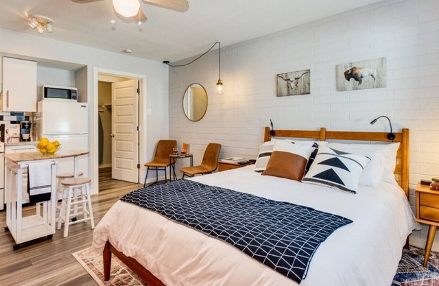 Antelope · Cozy Studio in Tempe near ASU · Bluu Door