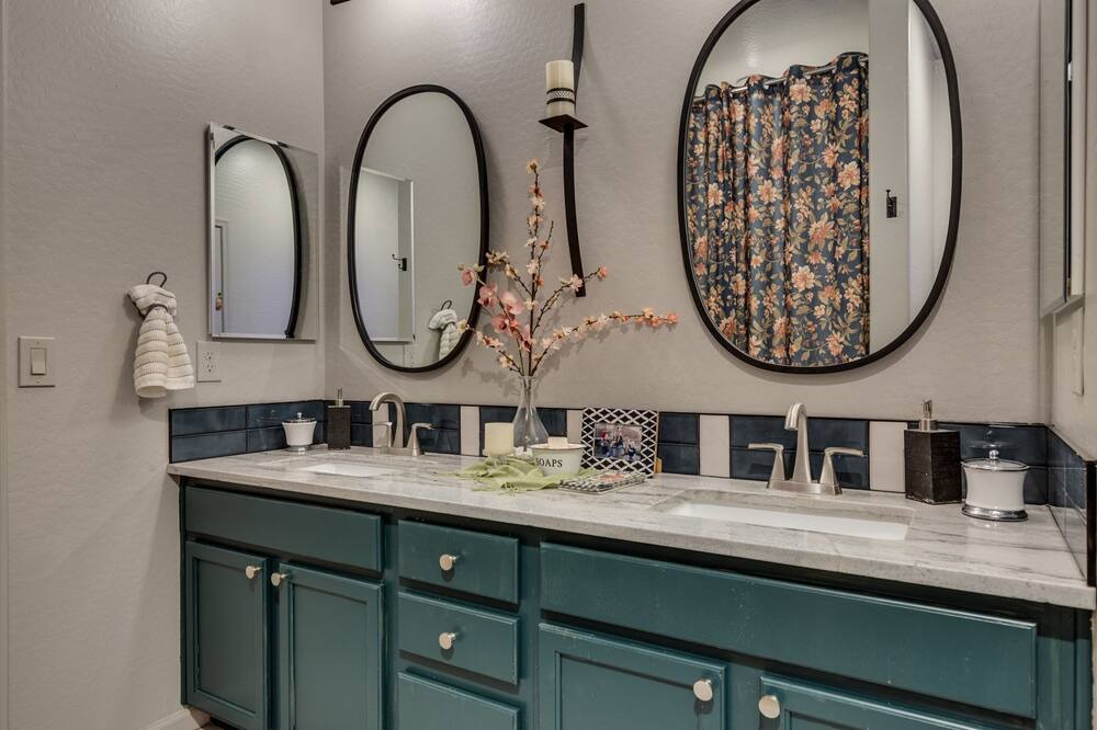 Photo of Bathroom in Montecito in Estrella