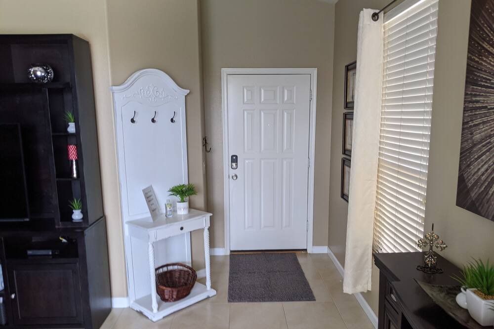 Photo of Livingroom in Canyon Trails