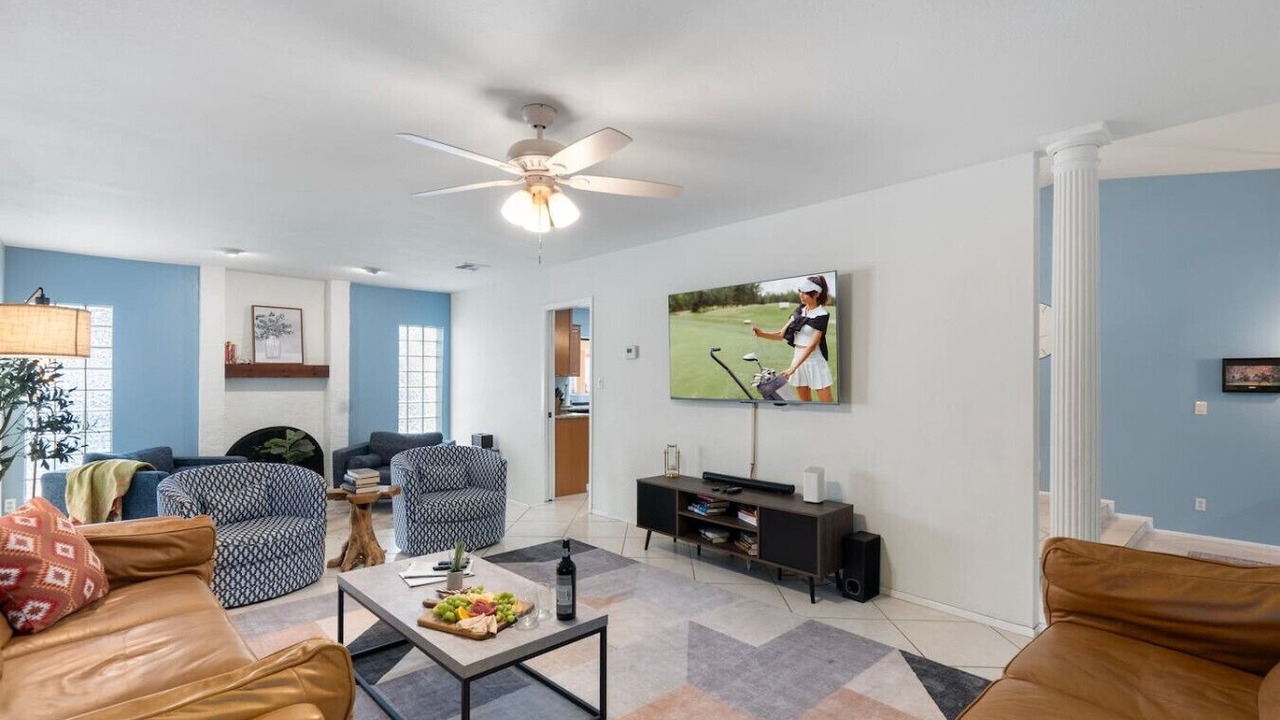 Photo of Livingroom in Paradise Valley Village